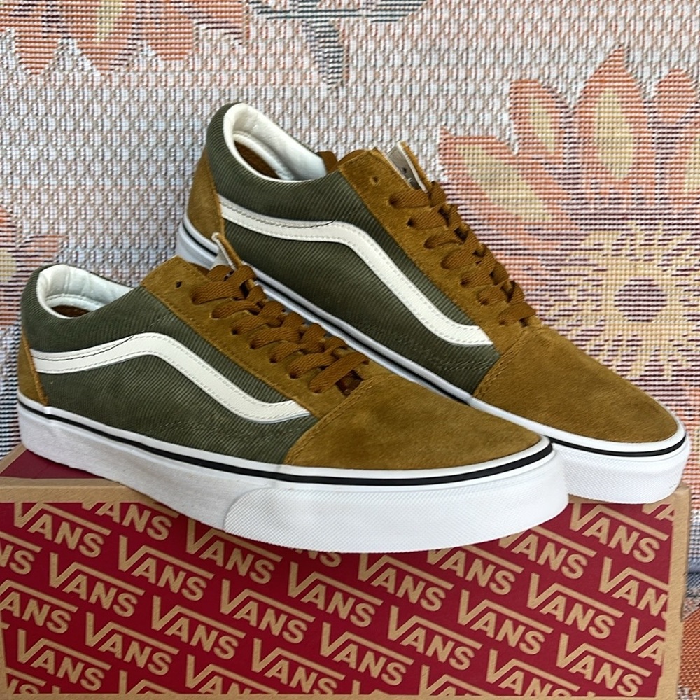 Vans Men’s Old Skool
Mini Cord Green/Brown
VN000ZNIT20A
Sneakers
Corduroy Shoe - Picture 9 of 16